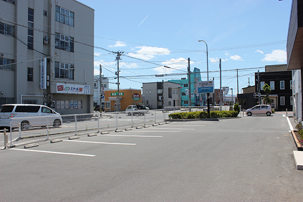 高村保険事務所前の駐車場